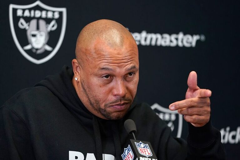 Raiders agree to resign former QB who joined rivals last year on