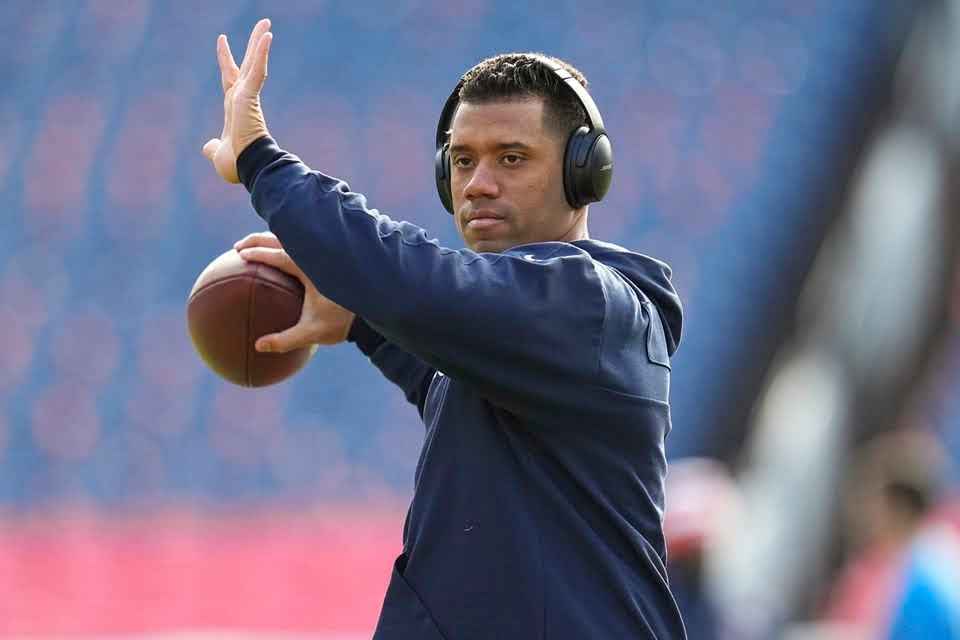 What a bad day for Russell Wilson as he’s in trouble for making bad comments against Patrick Queen…..more