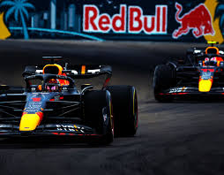 Max Verstappen recibe un disparo de advertencia de Carlos Sainz, ya que no está haciendo daño a los prospectos de Red Bull…