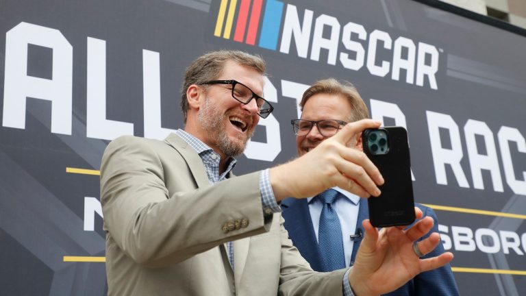  NASCAR Broadcaster Dale Earnhardt Jr.  announced NASCAR Three months Breaks  in 2025 Racing due to…..