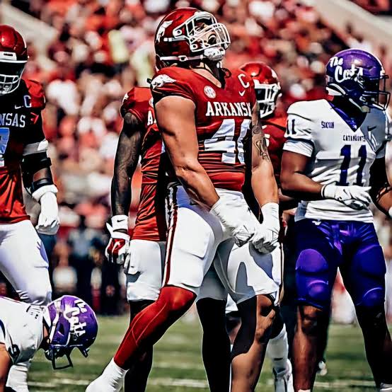DEAL COMPLETED: Razorbacks Star Player Landon Jackson Honored by Team Owner Jerry Jones as 2025 Team’s Best Player following his….